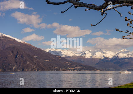 Italien, Bellagio, Comer See, malerischen Blick auf schneebedeckte Berge gegen den blauen Himmel, Lombardei Stockfoto