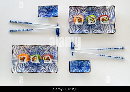 Ein Trio von Sushi am schönen blauen keramische Platten vorgestellt Stockfoto
