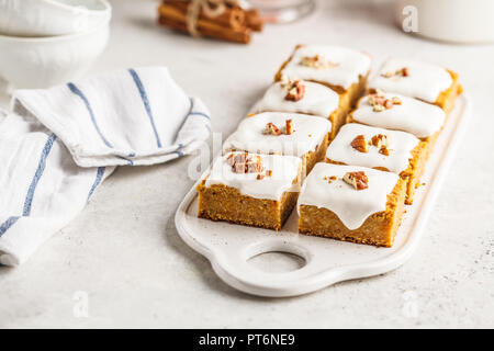 Vegan Karottenkuchen mit Kokosmilch und Pekannüsse auf dem Whiteboard. Sauber, Essen, gesunde Ernährung, Ernährung auf pflanzlicher Basis. Stockfoto