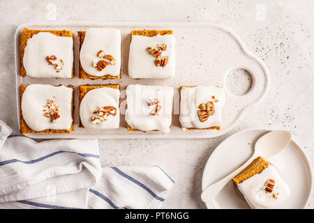 Vegan Karottenkuchen mit Kokosmilch und Pekannüsse auf dem Whiteboard. Sauber, Essen, gesunde Ernährung, Ernährung auf pflanzlicher Basis. Stockfoto