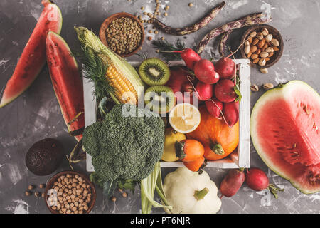 Herbst Ernte essen in einer Holzkiste. Obst, Gemüse und Getreide, gesundes Essen Hintergrund. Vegan gesunde Ernährung Konzept. Stockfoto
