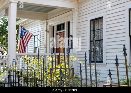 Eingang des alten weißen geschuppt Texan Haus, erbaut 1854. Amerikanische Flagge auf erweiterten Pol. Messen Haus Kastanie Square, Mckinney Texas. Horizontale Stockfoto