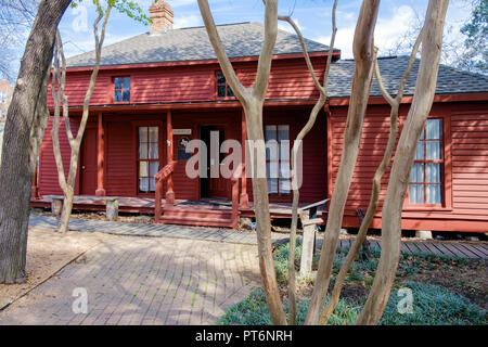 Alte rote Texan geschuppt Haus. Two-Bit Taylor Inn Museum. Chestnut Square Historic Village, McKinney, Texas. Stockfoto