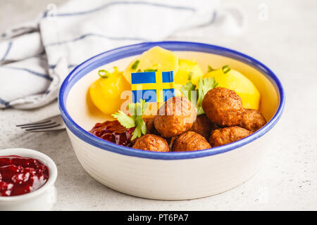 Schwedische traditionelle Frikadellen mit Brokkoli, Kartoffeln und Preiselbeersoße. Schwedisches Essen Konzept. Stockfoto