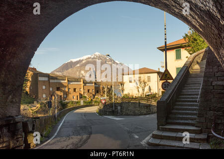 Italien, Bellagio, Comer See, die schneebedeckten Alpen unter arch mit Treppe kurvige Straße Stockfoto