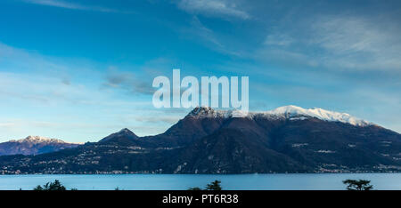 Italien, Bellagio, Comer See mit Schnee bedeckte Berge Alpen Stockfoto