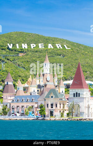 NHA TRANG, VIETNAM - 25. SEPTEMBER 2018: Vinpearl Resort liegt auf Hon Tre Island weiter nach Nha Trang gelegen mit Vergnügungspark und luxuriösen Resorts. Stockfoto