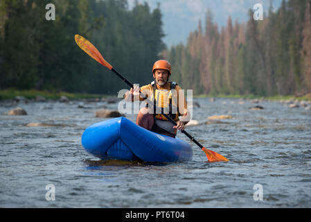 Paddeln eine aufblasbare Kajak auf Moose Creek, einem Nebenfluss des Flusses Selway in Idaho. Stockfoto