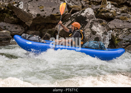 Running Wolf Creek Stromschnellen auf der Idaho Selway River in einem aufblasbaren Kajak. Stockfoto