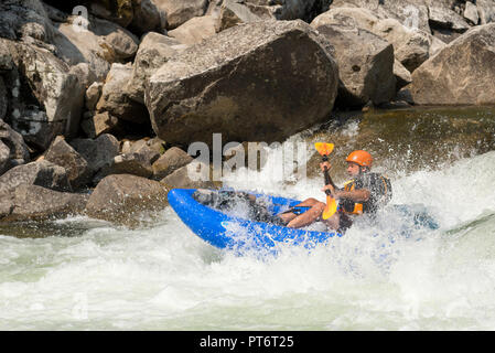 Ausführen von Jims Creek Stromschnellen auf der Idaho Selway River in einem aufblasbaren Kajak. Stockfoto