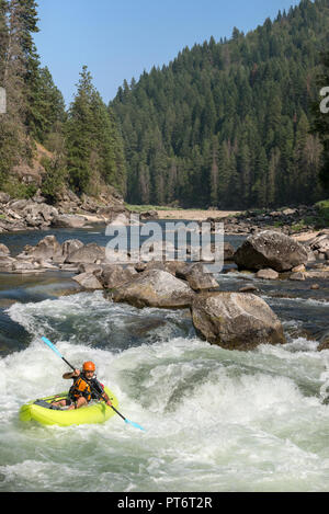 Ausführen von Jims Creek Stromschnellen auf der Idaho Selway River in einem aufblasbaren Kajak. Stockfoto