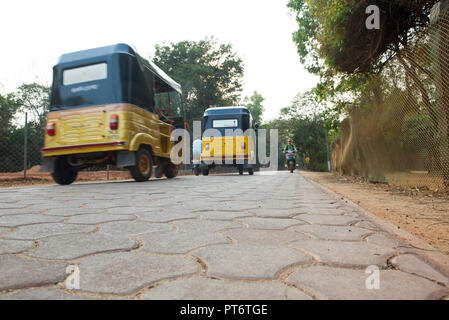 AUROVILLE, INDIEN - Auroville Road im Zentrum der Stadt Stockfoto