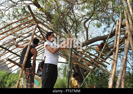 AUROVILLE, Indien-14-17 Mrz 2018: Workshop an der Bambus Zentrum. Wie man  ein Haus bauen mit Bambus Stockfotografie - Alamy