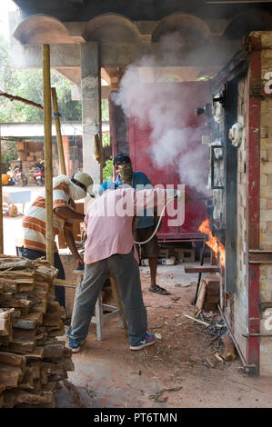 TAMIL NADU, Indien - April 2018: Soda Brennprozess in der Keramik Produktion Stockfoto