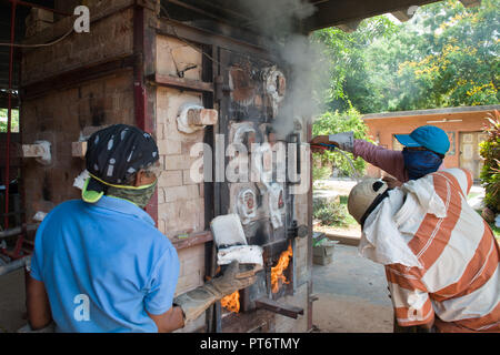 TAMIL NADU, Indien - April 2018: Soda Brennprozess in der Keramik Produktion Stockfoto