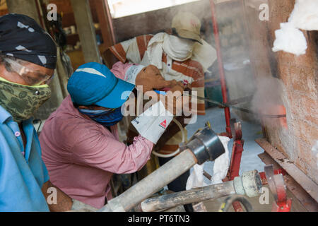 TAMIL NADU, Indien - April 2018: Soda Brennprozess in der Keramik Produktion Stockfoto