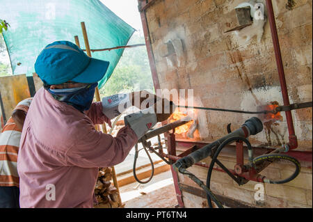 TAMIL NADU, Indien - April 2018: Soda Brennprozess in der Keramik Produktion Stockfoto