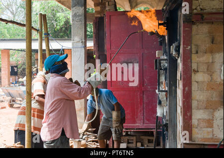 TAMIL NADU, Indien - April 2018: Soda Brennprozess in der Keramik Produktion Stockfoto