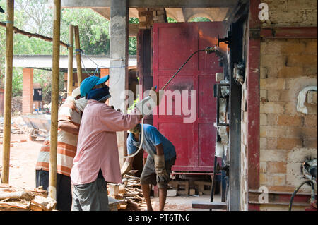 TAMIL NADU, Indien - April 2018: Soda Brennprozess in der Keramik Produktion Stockfoto