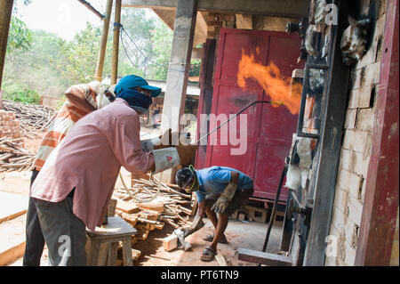 TAMIL NADU, Indien - April 2018: Soda Brennprozess in der Keramik Produktion Stockfoto