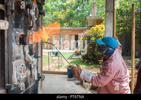 TAMIL NADU, Indien - April 2018: Soda Brennprozess in der Keramik Produktion Stockfoto