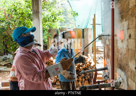 TAMIL NADU, Indien - April 2018: Soda Brennprozess in der Keramik Produktion Stockfoto