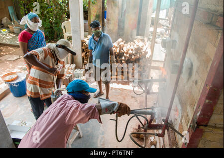 TAMIL NADU, Indien - April 2018: Soda Brennprozess in der Keramik Produktion Stockfoto