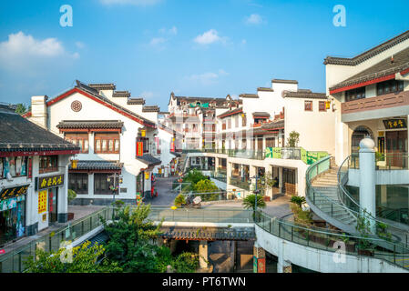 Shanghai, China - 30. Juli 2018: Landschaft von qibao Altstadt mit vielen Hotels und Restaurants in Shanghai, China Stockfoto