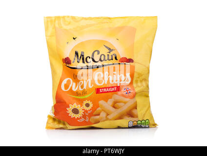 LONDON, Großbritannien - 05 Oktober, 2018: Pack original od McCain Backofen Chips auf Weiß. Stockfoto