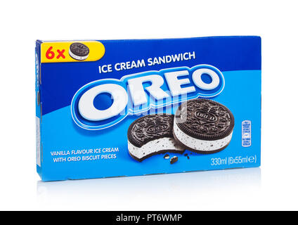 LONDON, Großbritannien - 05 Oktober, 2018: Pack von Oreo Ice Cream Sandwich auf Weiß. Stockfoto