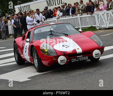 Richard Attwood, Rainer Becker, Porsche 904 Carrera GTS, Royal Automobile Club TT Feier, geschlossenen Cockpit GT Autos, 1960 bis 1964, Goodwood Revival Stockfoto