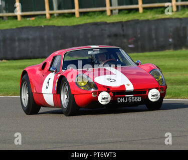 Richard Attwood, Rainer Becker, Porsche 904 Carrera GTS, Royal Automobile Club TT Feier, geschlossenen Cockpit GT Autos, 1960 bis 1964, Goodwood Revival Stockfoto