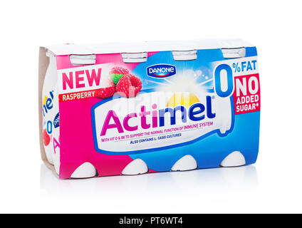 LONDON, Großbritannien - 05 Oktober, 2018: Pack von Actimel probiotischer Joghurt Art Drink mit Himbeeraroma. Von dem französischen Unternehmen Danone produziert Stockfoto