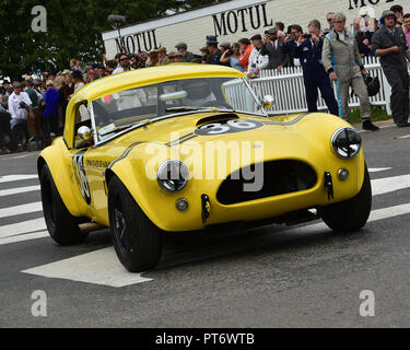 Bill Bridges, Ludovic Lindsay, AC Cobra, Royal Automobile Club TT Feier, geschlossenen Cockpit GT Autos, 1960 bis 1964, Goodwood Revival 2018, September Stockfoto