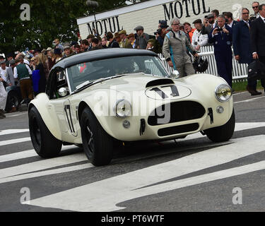 Rory Henderson, Darren Turner, AC Cobra, Royal Automobile Club TT Feier, geschlossenen Cockpit GT Autos, 1960 bis 1964, Goodwood Revival 2018, September Stockfoto