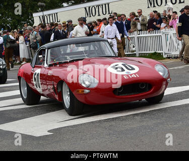 John Young, Steve Soper, Jaguar E-Type, Royal Automobile Club TT Feier, geschlossenen Cockpit GT Autos, 1960 bis 1964, Goodwood Revival 2018, 2. September Stockfoto