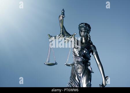 Statue von Lady Gerechtigkeit - Low Angle View. Stockfoto