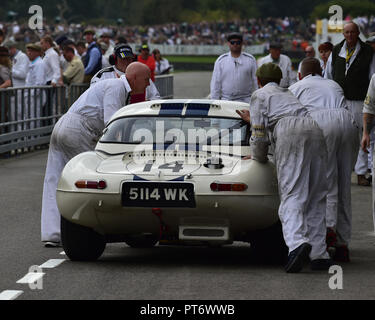 Emanuele Pirro, Gary Pearson, Jaguar E-Type lightweight, Royal Automobile Club TT Feier, geschlossenen Cockpit GT Autos, 1960 bis 1964, Goodwood Revival Stockfoto