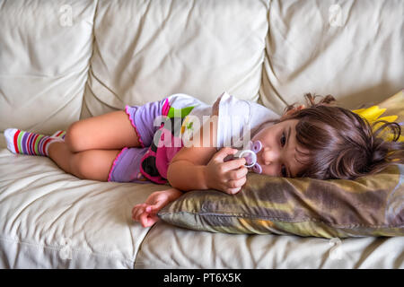 Mittagsschlaf baby napping Kind couch sofa Gute-nacht Schlaflied Stockfoto