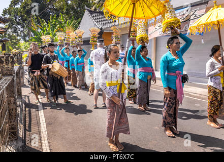 BALI, Indonesien - 25. APRIL 2018: Balinesische Straße Leistung, traditionellen balinesischen Kostüme in Ubud auf Bali, Indonesien Stockfoto