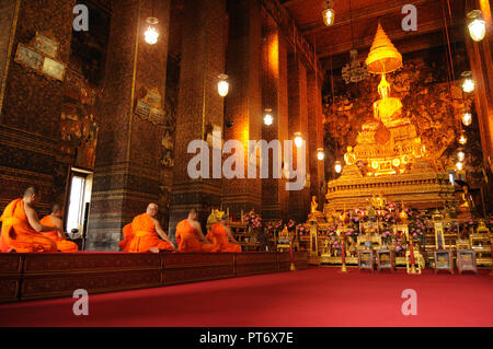 Buddhistische Mönch sitzen auf den Knien im Wat Pho Tempel in Bangko Stockfoto