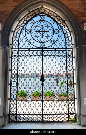 Eisernen Tor zur Insel der Toten Mauer in Venedig Italien Stockfoto