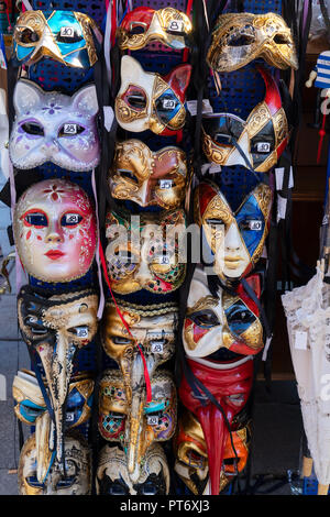 Ständer mit traditionellen Venezianischen Karneval Masken, Venedig, Italien Stockfoto