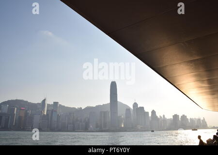 Skyline von Hong Kong Island vom Tsim Sha Tsui Promenade in Hongkong, China Stockfoto