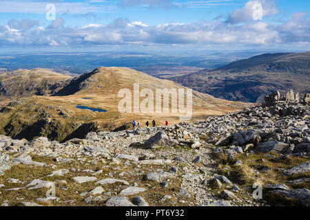 Steinigen weg auf Abstieg von Glyder Fach Berg in Richtung Foel Goch und Llyn fraith Caseg - in den Bergen von Snowdonia National Park. North Wales UK Stockfoto