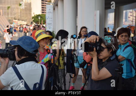 Gruppe der chinesischen Frauen Fotos sie mit ihren Kameras auf Tsim Sha Tsui Promenade in Hongkong, China Stockfoto