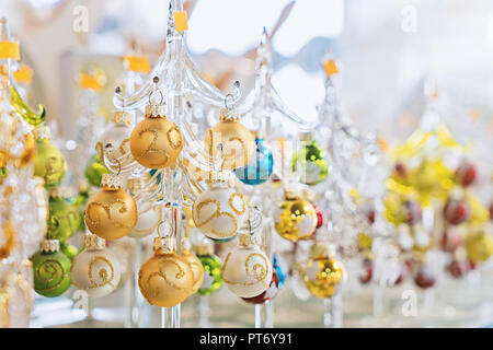 Bunte transparente Glas Weihnachtsbäume in Glas Souvenir shop, weiche und selektiven Fokus Stockfoto