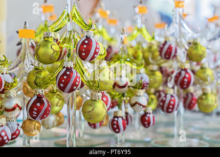 Bunte transparente Glas Weihnachtsbäume in Glas Souvenir shop, weiche und selektiven Fokus Stockfoto