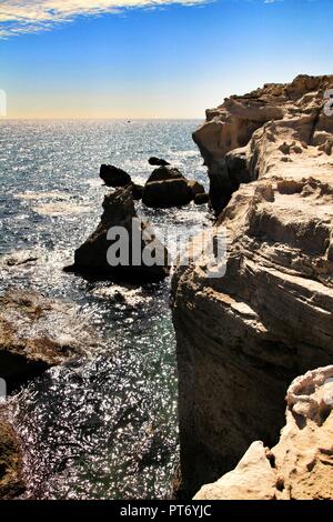 Cliff von versteinerten Dünen in Los Escullos Strand in Cabo de Gata, Almeria, Spanien Stockfoto