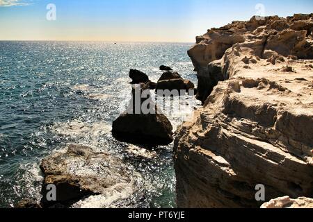 Cliff von versteinerten Dünen in Los Escullos Strand in Cabo de Gata, Almeria, Spanien Stockfoto